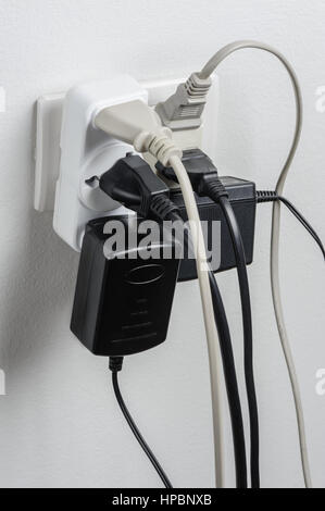 Mehrere elektrische Stecker in Steckdose, gefährliches Konzept Stockfoto