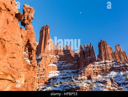 Die Titan-Turm und Kanne Griff Bögen, Bestandteil der Fisher Towers Felsformationen in der Nähe von Moab, Utah Stockfoto