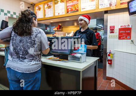 Florida Homestead, Wendy's, Restaurant Restaurants Essen Essen Essen Essen Essen gehen Cafe Cafés Bistro, Hamburger, Fast Food, Kassierer, Kunde, Erwachsene Erwachsene Frau wome Stockfoto