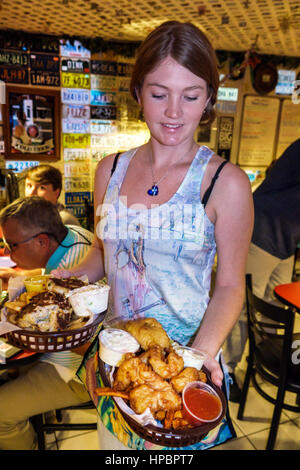 Florida Key Largo, Upper Florida Keys, Mrs. Mac's Kitchen, Restaurant Restaurants Essen Essen Essen Essen Cafe Cafés, Meeresfrüchte, Essen, innen, Dekor, Frau femal Stockfoto
