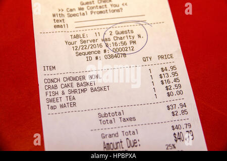 Florida, Key Largo, Upper Florida Keys, Mrs. Mac's Kitchen, Restaurant Restaurants Essen Essen Essen Cafe Cafés, Meeresfrüchte, Essen, Rechnung, Steuern, zwischensumme, Preis, Tap wat Stockfoto