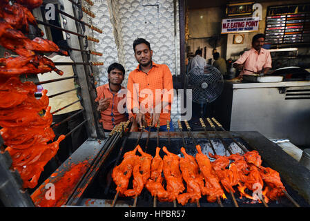 Chicken Tandoori Vorbereitungen vor einem Restaurant in der Aminabad Marktbereich in Lucknow, Indien. Stockfoto