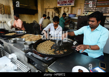 Vorbereitung der berühmten Hackfleisch Kebab in Tunday Kababi in Lucknow. Stockfoto