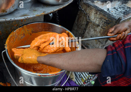 Chicken Tandoori Vorbereitungen vor einem Restaurant in der Aminabad Marktbereich in Lucknow, Indien. Stockfoto