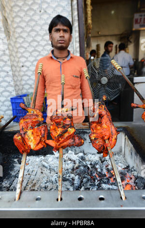 Chicken Tandoori Vorbereitungen vor einem Restaurant in der Aminabad Marktbereich in Lucknow, Indien. Stockfoto