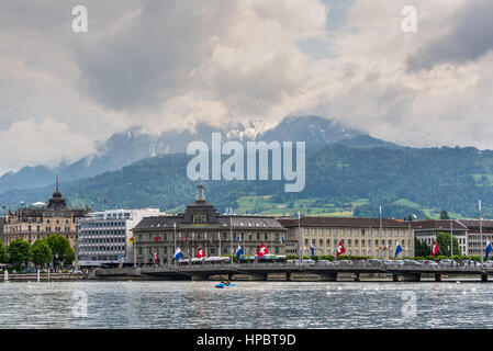 Luzern, Schweiz - 24. Mai 2016: Architektur der Stadt Luzern. Blick zum historischen Postamt von Luzern über die Reuss, Schweiz. Mountai Stockfoto