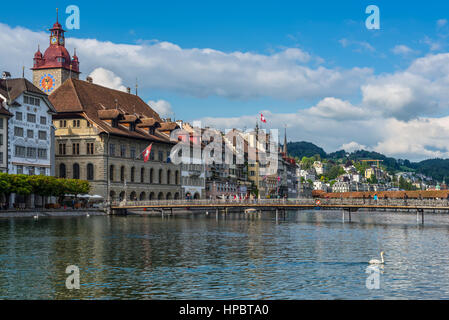 Luzern, Schweiz - 24. Mai 2016: Architektur der Stadt Luzern. Reuss und Rathaussteg Brücke in der Altstadt von Luzern. Stockfoto