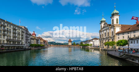 Luzern, Schweiz - 24. Mai 2016: Architektur der Stadt Luzern. Panorama mit berühmten Kapellbrücke und Jesuiten-Kirche, auf der Reuss in Luzern Altstadt Stockfoto