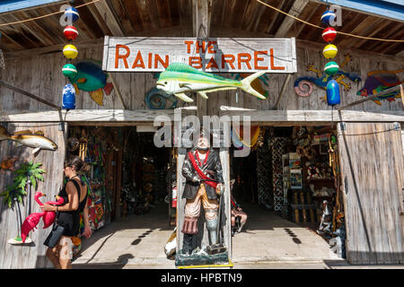 Florida Upper Florida Keys, Islamorada, das Rain Barrel Artisan Village, außen, vorne, Eingang, bemalte Boje-Kugeln, geschnitztes Holz, Frau weibliche Frauen, Shoppi Stockfoto