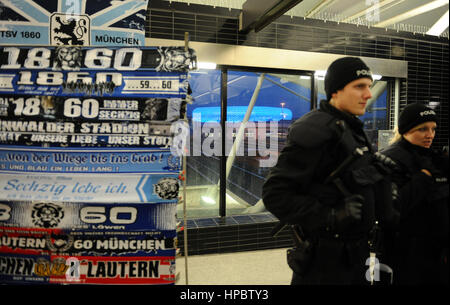 München, Deutschland. 20. Februar 2017. Zwei Polizisten stehen vor einer Fan-Artikel-Shop an der u-Bahnstation direkt vor dem Stadion in blau beleuchtet, bevor der 2. Bundesliga Fußballspiel zwischen dem TSV 1860 München und 1. FC Nürnberg in der Allianz Arena in München, Deutschland, 20. Februar 2017. Foto: Andreas Gebert/Dpa/Alamy Live-Nachrichten Stockfoto