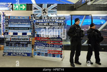 München, Deutschland. 20. Februar 2017. Zwei Polizisten stehen vor einer Fan-Artikel-Shop an der u-Bahnstation direkt vor dem Stadion in blau beleuchtet, bevor der 2. Bundesliga Fußballspiel zwischen dem TSV 1860 München und 1. FC Nürnberg in der Allianz Arena in München, Deutschland, 20. Februar 2017. Foto: Andreas Gebert/Dpa/Alamy Live-Nachrichten Stockfoto