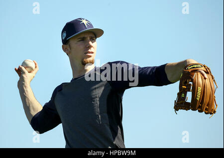 12. Februar 2017 - Port Charlotte, Florida, USA - wird VRAGOVIC |   Times.Tampa Bay Strahlen Shortstop spielt Matt Duffy fangen während einer informellen Trainings auf Berichterstattung Tag für Pitcher und Catcher an Strahlen Spring Training bei Charlotte Sportpark in Port Charlotte, Florida auf Sonntag, 12. Februar 2017. (Kredit-Bild: © Willen Vragovic/Tampa Bay Mal über ZUMA Draht) Stockfoto