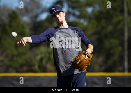 12. Februar 2017 - Port Charlotte, Florida, USA - wird VRAGOVIC |   Times.Tampa Bay Strahlen Shortstop spielt Matt Duffy fangen während einer informellen Trainings auf Berichterstattung Tag für Pitcher und Catcher an Strahlen Spring Training bei Charlotte Sportpark in Port Charlotte, Florida auf Sonntag, 12. Februar 2017. (Kredit-Bild: © Willen Vragovic/Tampa Bay Mal über ZUMA Draht) Stockfoto