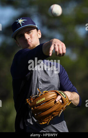 12. Februar 2017 - Port Charlotte, Florida, USA - wird VRAGOVIC |   Times.Tampa Bay Strahlen Shortstop spielt Matt Duffy fangen während einer informellen Trainings auf Berichterstattung Tag für Pitcher und Catcher an Strahlen Spring Training bei Charlotte Sportpark in Port Charlotte, Florida auf Sonntag, 12. Februar 2017. (Kredit-Bild: © Willen Vragovic/Tampa Bay Mal über ZUMA Draht) Stockfoto