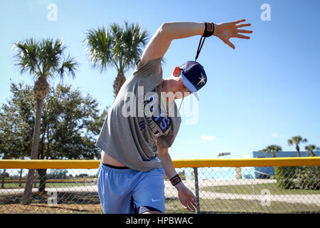 12. Februar 2017 - Port Charlotte, Florida, USA - wird VRAGOVIC |   Times.Tampa Bay Strahlen LHP Ryan Yarbrough erstreckt sich vor spielen Fang während einer informellen Trainings auf Berichterstattung Tag für Pitcher und Catcher am Sonntag, 12. Februar 2017 an Strahlen Spring Training im Charlotte-Sportpark in Port Charlotte, Florida. (Kredit-Bild: © Willen Vragovic/Tampa Bay Mal über ZUMA Draht) Stockfoto