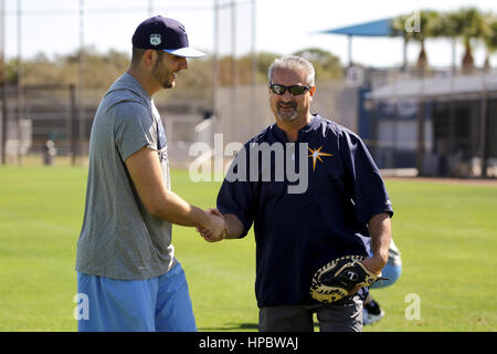 12. Februar 2017 - Port Charlotte, Florida, USA - wird VRAGOVIC |   Times.Tampa Bay Strahlen RHP Shawn Tolleson schüttelt Hände mit Konditionstrainer Mike Sandoval nach einem informellen Training am Berichtstag für Pitcher und Catcher an Strahlen Spring Training bei Charlotte Sportpark in Port Charlotte, Florida auf Sonntag, 12. Februar 2017. (Kredit-Bild: © Willen Vragovic/Tampa Bay Mal über ZUMA Draht) Stockfoto