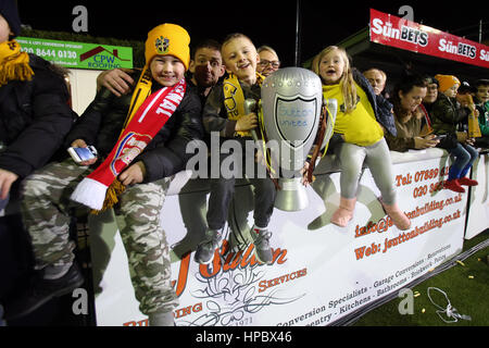 Sutton, Grossbritannien. 20. Februar 2017. Sutton-Fans vor den FA Cup fünfte Runde Spiel zwischen Sutton United und Arsenal im Borough Sportplatz am 20. Februar 2017 in Sutton, England. Bildnachweis: Daniel Chesterton/Alamy Live-Nachrichten Stockfoto