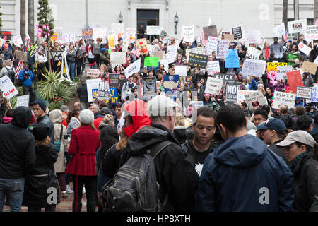 Los Angeles, USA. 20. Februar 2017. Demonstranten versammeln sich am Los Angeles City Hall für "Nicht Presidents Day" Rallye. Zack Clark/Alamay Live-Nachrichten Stockfoto