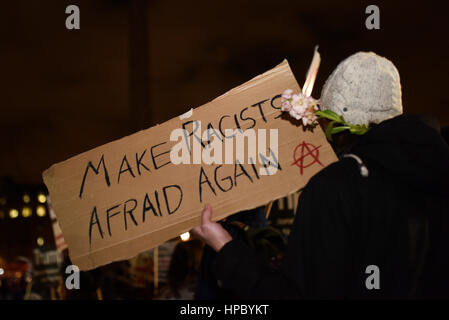 London, UK. 20. Februar 2017. Anti-Trump Demonstranten brechen die Hauptkundgebung ein Tag ohne uns in Parliament Square und marschieren in Trafalgar Square. Eines Tages ohne uns war ein Aktionstag mit Protesten im Land gegen Donald Trump und Austritt. Bildnachweis: Jacob Sacks-Jones/Alamy Live-Nachrichten. Stockfoto