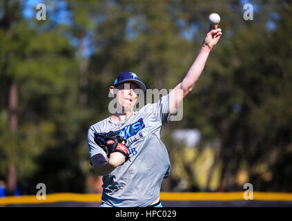 12. Februar 2017 - Port Charlotte, Florida, USA - wird VRAGOVIC |   Times.Tampa Bay Strahlen LHP Ryan Yarbrough fangen während einer informellen Training am Berichtstag für Pitcher und Catcher an Strahlen Spring Training bei Charlotte Sportpark in Port Charlotte, Florida auf Sonntag, 12. Februar 2017 spielen. (Kredit-Bild: © Willen Vragovic/Tampa Bay Mal über ZUMA Draht) Stockfoto