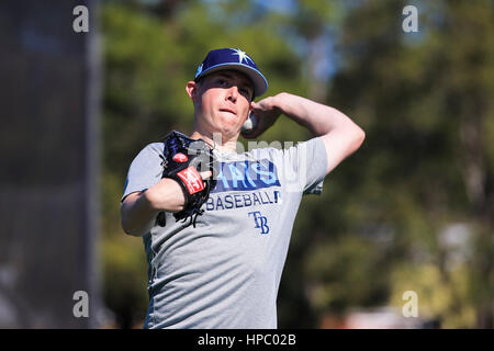 12. Februar 2017 - Port Charlotte, Florida, USA - wird VRAGOVIC |   Times.Tampa Bay Strahlen LHP Ryan Yarbrough fangen während einer informellen Training am Berichtstag für Pitcher und Catcher an Strahlen Spring Training bei Charlotte Sportpark in Port Charlotte, Florida auf Sonntag, 12. Februar 2017 spielen. (Kredit-Bild: © Willen Vragovic/Tampa Bay Mal über ZUMA Draht) Stockfoto