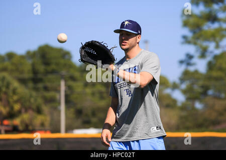 12. Februar 2017 - Port Charlotte, Florida, USA - wird VRAGOVIC |   Times.Tampa Bay Strahlen RHP Shawn Tolleson spielt fangen während einer informellen Trainings am Berichtstag für Pitcher und Catcher an Strahlen Spring Training bei Charlotte Sportpark in Port Charlotte, Florida auf Sonntag, 12. Februar 2017. (Kredit-Bild: © Willen Vragovic/Tampa Bay Mal über ZUMA Draht) Stockfoto