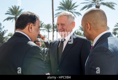 Bagdad, Irak. 20. Februar 2017. US-Verteidigungsminister Jim Mattis wird von irakischen Minister für Verteidigung Arfan al-Hayali, links, an das Verteidigungsministerium 20. Februar 2017 in Bagdad, Irak begrüßt. Mattis kamen im Irak zu einem unangekündigten Besuch in irakischen Verbündeten zu beruhigen. Er erzählte Reportern, das ist, trotz Präsident Trump früheren Aussagen im Gegenteil, die USA plant nicht, irakische Öl zu ergreifen. Bildnachweis: Planetpix/Alamy Live-Nachrichten Stockfoto