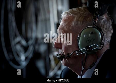 Irbil, Irak. 20. Februar 2017. US-Verteidigungsminister Jim Mattis schaut aus dem Fenster an Bord ein CH-47 Chinook-Hubschrauber auf dem Weg zum Hauptquartier kombiniert Joint Task Force Operation inhärenten lösen 20. Februar 2017 in Irbil, Irak. Mattis kamen im Irak zu einem unangekündigten Besuch in irakischen Verbündeten zu beruhigen. Er erzählte Reportern, das ist, trotz Präsident Trump früheren Aussagen im Gegenteil, die USA plant nicht, irakische Öl zu ergreifen. Bildnachweis: Planetpix/Alamy Live-Nachrichten Stockfoto