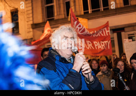 Cardiff, UK. 20. Februar 2017. 1000 Demonstranten versammelten sich unter der Aneurin Bevan Statue im Stadtzentrum von Cardiff zum protest gegen die muslimischen Verbot Executive Order von uns Präsident Donald Trump sowie seine Kommentare über Frauen. Stockfoto