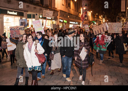 Cardiff, UK. 20. Februar 2017. 1000 Demonstranten versammelten sich unter der Aneurin Bevan Statue im Stadtzentrum von Cardiff zum protest gegen die muslimischen Verbot Executive Order von uns Präsident Donald Trump sowie seine Kommentare über Frauen. Stockfoto