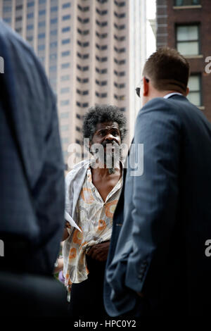 Ein Mann bittet um Geld außerhalb der Republican National Convention am 18. Juli 2016. Cleveland, Ohio, Vereinigte Staaten von Amerika. Stockfoto