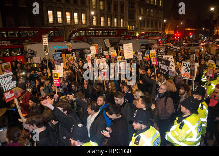 London UK. 20. Februar 2017. Demonstranten versammeln sich in Parliament Square zusammen mit einer Debatte über die Aussichten einer Donald Trump Staatsbesuch in Großbritannien noch in diesem Jahr. Bildnachweis: Michael Tubi/Alamy Live-Nachrichten Stockfoto