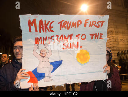 London UK. 20. Februar 2017. Demonstranten versammeln sich in Parliament Square zusammen mit einer Debatte über die Aussichten einer Donald Trump Staatsbesuch in Großbritannien noch in diesem Jahr. Bildnachweis: Michael Tubi/Alamy Live-Nachrichten Stockfoto