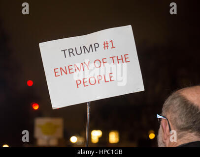 London UK. 20. Februar 2017. Demonstranten versammeln sich in Parliament Square zusammen mit einer Debatte über die Aussichten einer Donald Trump Staatsbesuch in Großbritannien noch in diesem Jahr. Bildnachweis: Michael Tubi/Alamy Live-Nachrichten Stockfoto