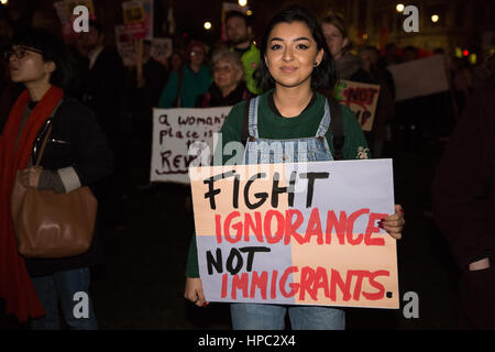 London, UK. 20. Februar 2017. Tausende von Demonstranten besuchen eine stoppen Trump-Kundgebung in Parliament Square als die House Of Lords Debatten, die den Austritt Bill und MPs-Debatte eine Petition an Präsident Trump Staat abbrechen nach Großbritannien zu besuchen. Bildnachweis: Mark Kerrison/Alamy Live-Nachrichten Stockfoto