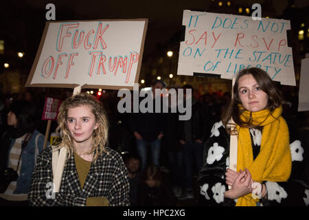 London, UK. 20. Februar 2017. Tausende von Demonstranten besuchen eine stoppen Trump-Kundgebung in Parliament Square als die House Of Lords Debatten, die den Austritt Bill und MPs-Debatte eine Petition an Präsident Trump Staat abbrechen nach Großbritannien zu besuchen. Bildnachweis: Mark Kerrison/Alamy Live-Nachrichten Stockfoto