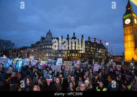 London, UK. 20. Februar 2017. Tausende von Demonstranten besuchen eine stoppen Trump-Kundgebung in Parliament Square als die House Of Lords Debatten, die den Austritt Bill und MPs-Debatte eine Petition an Präsident Trump Staat abbrechen nach Großbritannien zu besuchen. Bildnachweis: Mark Kerrison/Alamy Live-Nachrichten Stockfoto