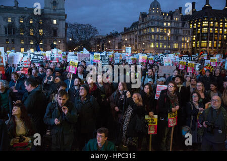 London, UK. 20. Februar 2017. Tausende von Demonstranten besuchen eine stoppen Trump-Kundgebung in Parliament Square als die House Of Lords Debatten, die den Austritt Bill und MPs-Debatte eine Petition an Präsident Trump Staat abbrechen nach Großbritannien zu besuchen. Bildnachweis: Mark Kerrison/Alamy Live-Nachrichten Stockfoto