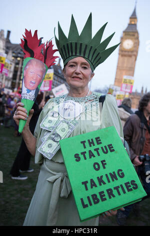London, UK. 20. Februar 2017. Eine Frau verkleidet als die "Statue der Einnahme Freiheiten" unter Tausenden von Demonstranten, die Teilnahme an einer stoppen Trump-Kundgebung in Parliament Square als das House Of Lords Debatten Austritt Bill und MPs-Debatte eine Petition an Präsident Trump Staat abbrechen nach Großbritannien zu besuchen. Bildnachweis: Mark Kerrison/Alamy Live-Nachrichten Stockfoto