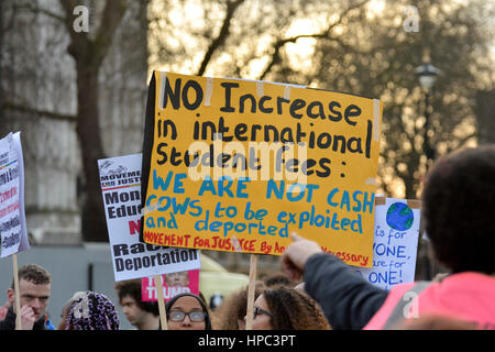 London, UK. 20. Februar 2017. Menschen gingen auf die Straße marschieren, Parliament Square Protest gegen Brexit und Trumps Staatsbesuch in Großbritannien. Viele Studenten von verschiedenen Universitäten beigetreten die März protestieren gegen Austritt und in internationalen Studiengebühren erhöhen. Ein Demonstrant wurde betrachtet, hält eine Plakat-Lesung: "keine Zunahme der internationalen Studiengebühren: Wir sind keine Melkkühe, ausgebeutet und abgeschoben werden".  Bildnachweis: ZEN - Zaneta Razaite/Alamy Live-Nachrichten Stockfoto