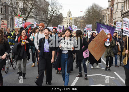 London, UK. 20. Februar 2017. Menschen gingen auf die Straße marschieren, Parliament Square Protest gegen Brexit und Trumps Staatsbesuch in Großbritannien. Demonstrant trägt eine Plakat-Lesung: "Kein Mensch ist Illegal". Bildnachweis: ZEN - Zaneta Razaite/Alamy Live-Nachrichten Stockfoto