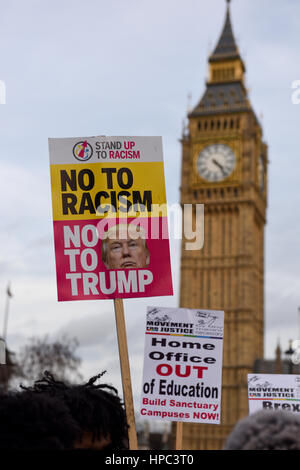 London, UK. 20. Februar 2017. Menschen gingen auf die Straße marschieren, Parliament Square Protest gegen Brexit und Trumps Staatsbesuch in Großbritannien. Demonstranten halten Plakate zu lesen: "Nein zu Rassismus, Nein zu Trump", "Home Office von Bildung" - Big Ben im Hintergrund. Bildnachweis: ZEN - Zaneta Razaite/Alamy Live-Nachrichten Stockfoto