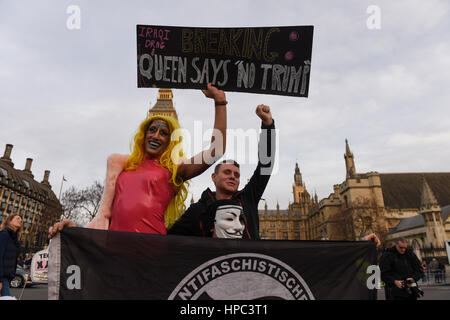 London, UK. 20. Februar 2017. Drag Queen tritt Anti-Trump Protest in London sagte: "Ohne Trumpf". Ein Demonstrant hält ein Plakat vor Big Ben Lesung: brechen: irakische Drag Queen sagt "Ohne Trumpf". Bildnachweis: ZEN - Zaneta Razaite/Alamy Live-Nachrichten Stockfoto