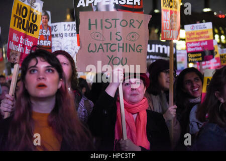 London, UK. 20. Februar 2017. Menschen versammelten sich am Parliament Square Protest gegen Austritt und die vorgeschlagenen Donald Trump Staatsbesuch in Großbritannien und seine ungerechte Einwanderungspolitik. Ein Demonstrant hält eine Plakat-Lesung: "Geschichte ist Watching You" während andere Demonstranten während der Veranstaltung Lautsprecher hören.  Bildnachweis: ZEN - Zaneta Razaite/Alamy Live-Nachrichten Stockfoto