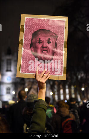 London, UK. 20. Februar 2017. Menschen versammelten sich am Parliament Square Protest gegen Brexit und Donald Trump Staatsbesuch in Großbritannien vorgeschlagen. Ein Demonstrant hält ein Plakat zur Veranschaulichung der Regierungschef Donald Trump "Nicht mein Diktator" zu lesen. Bildnachweis: ZEN - Zaneta Razaite/Alamy Live-Nachrichten Stockfoto