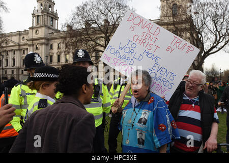 London, UK. 20. Februar 2017. Donald Trump Fan wird in Bezug auf das Plakat, das sie trägt, wird durch die Anti-Trump-Demonstrant infrage gestellt, während der stoppen Trump-Demonstration in London. Trump Fan trägt eine Plakat-Lesung: "Donald Trump ist zum Weltgeschehen vorwärts auf das zweite kommen von Christus gesendet". Bildnachweis: ZEN - Zaneta Razaite/Alamy Live-Nachrichten Stockfoto