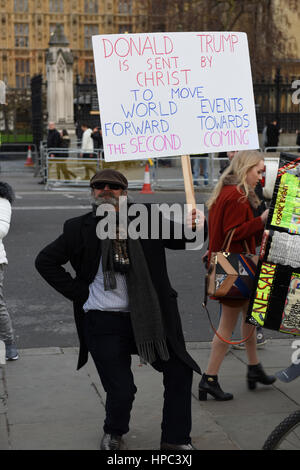 London, UK. 20. Februar 2017. Trump Fan tanzt auf dem Platz vor dem Parlament halten ein Plakat lesen: "Donald Trump ist zum Weltgeschehen vorwärts auf das zweite kommen von Christus gesendet". Bildnachweis: ZEN - Zaneta Razaite/Alamy Live-Nachrichten Stockfoto