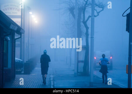 Aberystwyth, Wales, UK. 21. Februar 2017. Großbritannien Wetter. Dichtem Nebel und Dunst hüllt Aberystwyth in den frühen Morgenstunden auf feuchten und milden Februartag. Bildnachweis: Keith Morris/Alamy Live-Nachrichten Stockfoto