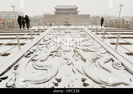 Zhangjiakou, Chinas Provinz Hebei. 21. Februar 2017. Die Menschen gehen im Schnee in Zhangjiakou Stadt, Nordchinas Provinz Hebei, 21. Februar 2017. Eine Kaltfront brachte Schneefall in viele Teile der Nord-China. Bildnachweis: Chen Xiaodong/Xinhua/Alamy Live-Nachrichten Stockfoto