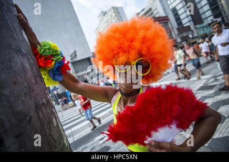 Brasilien-Nachtschwärmer beteiligen sich der jährliche Karnevalsumzug Block in der Hauptstraße in Sao Paulo, Brasilien 19. Februar 2017. | Verwendung weltweit Stockfoto